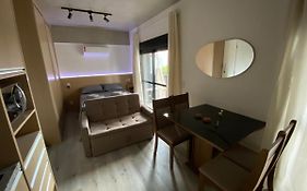 75 New Studio W Fast Wifi, Balcony, Gym And Movie Screen